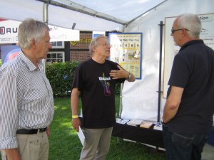 Der Vorsitzende des Kulturausschusses des Kreistags, Heiner Reinert (Mitte), im Gespräch mit Hermann Wichmann und Bernd Eggert.